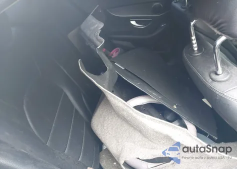 2017 Mercedes-Benz C 300 Luxury/Sport z USA, uszkodzony, nr VIN 55SWF4JB8HU191016